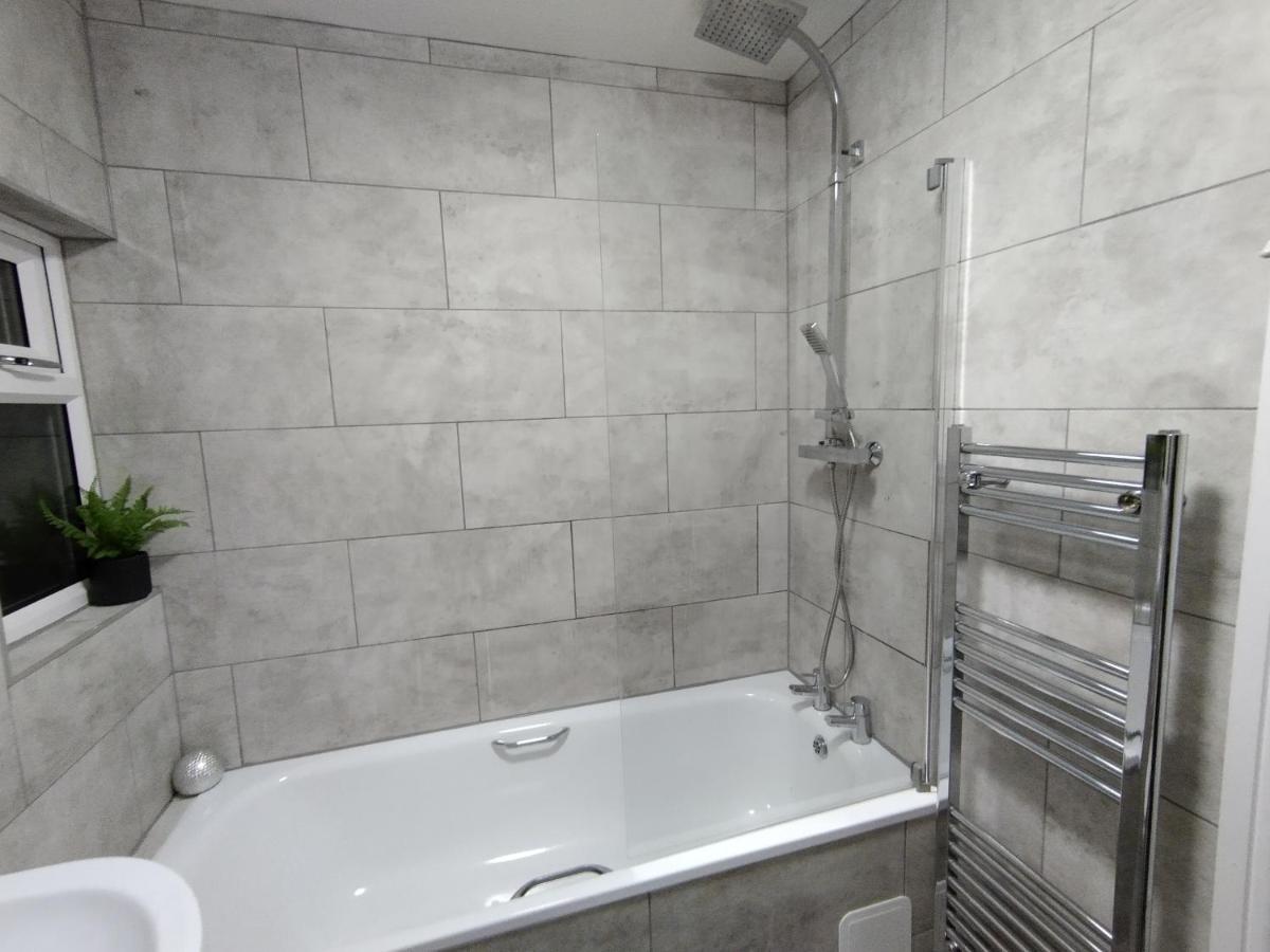 Queens Holiday Apartment 펨브룩도크 외부 사진